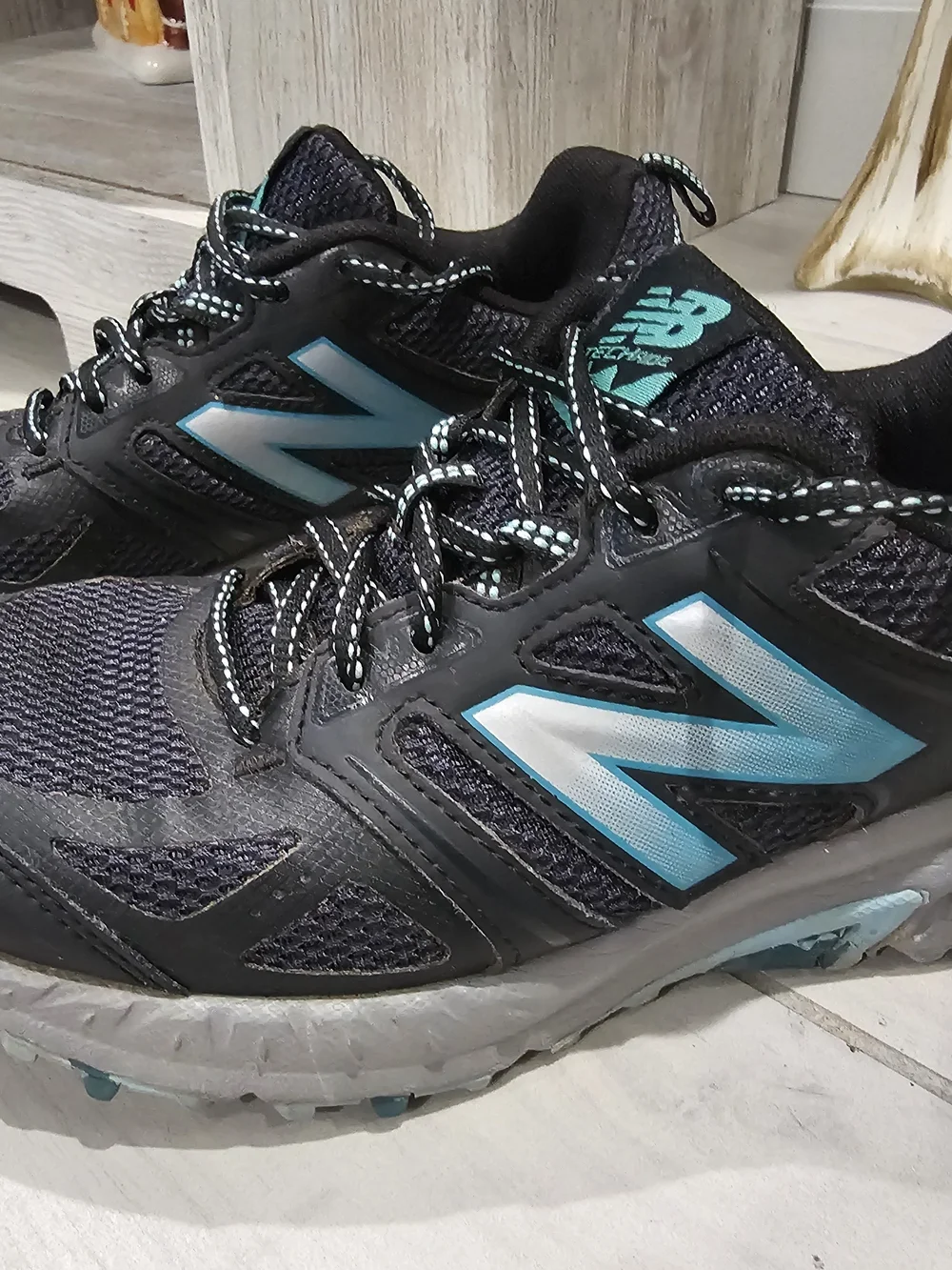 New Balance Women’s Black & Teal Trail Running Hiking Shoes Size 9